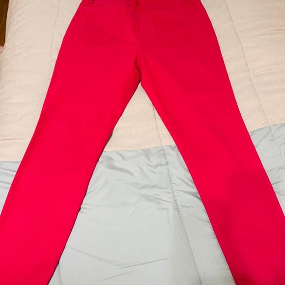 looks like red but it’s like a maroon color - Picture 2 of 2